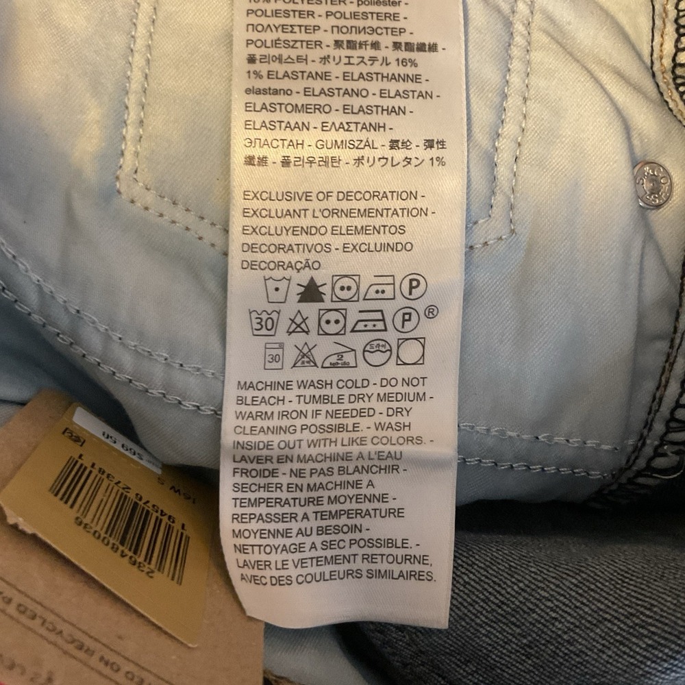 NWT Levi's Jeans Classic Straight Denim Woman's Short Mid Rise Classic Size 16S - Picture 10 of 11